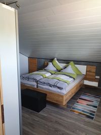 Schlaffzimmer mit Doppelbett